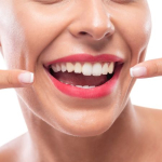 Houd je gebit stralend met tanden ragen en tanden stoken bij Tandartspraktijk van der Lee